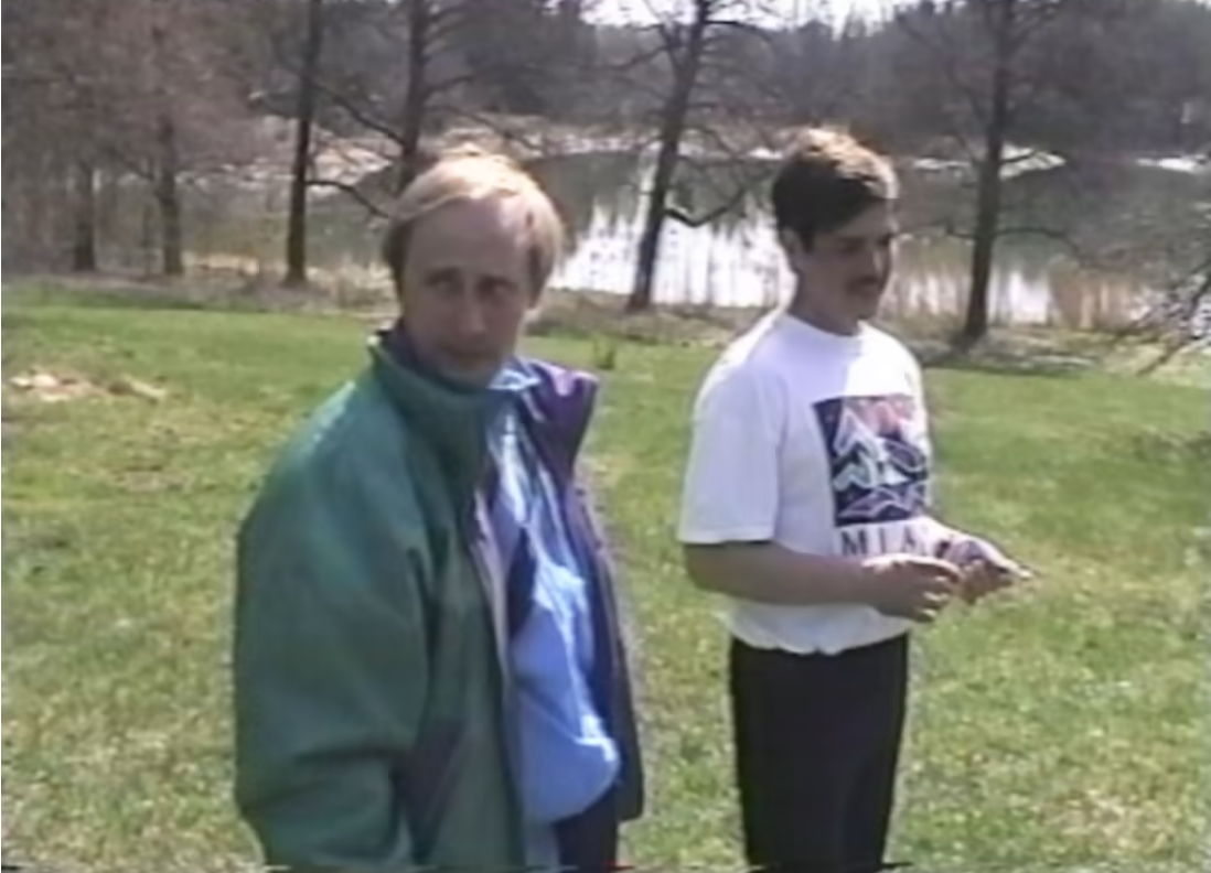 С плохой прической и опущенным взглядом: каким был Путин в 90-х годах (фото)